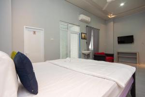 巨港Urbanview Hotel Pangeran Palembang by RedDoorz的卧室配有一张白色大床