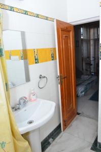 贾姆穆Sandy's Homestay的一间带水槽和镜子的浴室