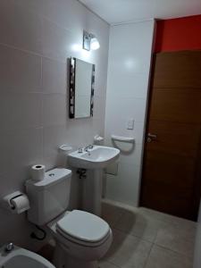LuzuriagaMODERNO DUPLEX Con COCHERA的白色的浴室设有卫生间和水槽。