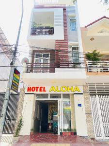 潘郎Aloha Hotel的一座建筑前的酒店