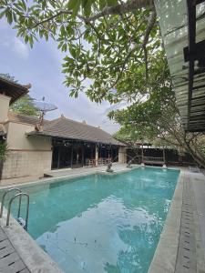 Tjolomaduchrome hotel & resort solo的一座大蓝色游泳池