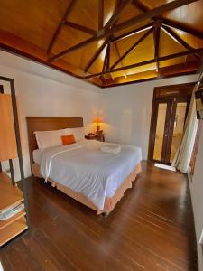 Tjolomaduchrome hotel & resort solo的一间卧室,卧室内配有一张大床