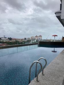 瓜拉丁加奴Golden Oceanview at Icon Residence的建筑物屋顶上的游泳池