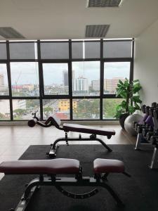瓜拉丁加奴Golden Oceanview at Icon Residence的健身房设有两辆健身自行车和大窗户