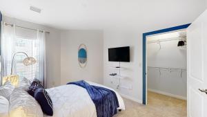 马尔登Blue 2 Bed 2 Bath Executive Suite Near Train # 305的一间卧室配有一张床和一台电视。