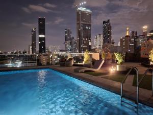 曼谷S3 Siam Bangkok Hotel的一座城市天际线建筑屋顶上的游泳池
