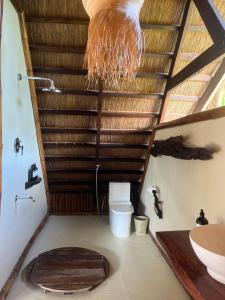 布桑加The Beach House Ocam Ocam的一间带卫生间和木制天花板的浴室