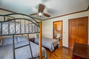 罗阿坦Exclusive Full House - 3 BDRM & 3 BATH - 3min Beach的一间卧室设有两张双层床和吊扇