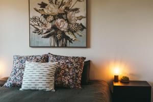 奥福德Rivers Edge Retreat的一张带两个枕头的床和墙上的绘画