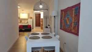 隆达Céntrico Apartamento en Ronda的白色的用餐室配有白色的桌椅