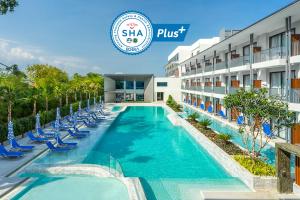 普吉镇Seabed Grand Hotel Phuket - SHA Extra Plus的shka pust酒店游泳池的景色
