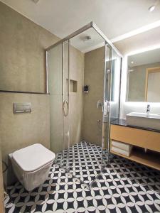 维沙卡帕特南Signature Hotels的带淋浴、卫生间和盥洗盆的浴室