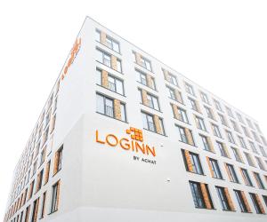 柏林LOGINN Hotel Berlin Airport的伦敦城市学院标志的建筑