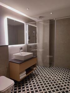 维沙卡帕特南Signature Hotels的一间带水槽和淋浴的浴室