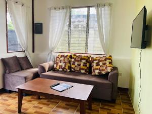 莫阿尔博阿Dolce Vita Resort的带沙发和咖啡桌的客厅