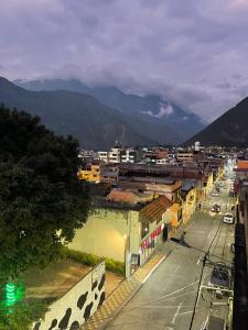 巴尼奥斯Tiny apartment in the city rooftop terrace的享有以山脉为背景的城市美景