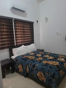 拉各斯Spacious 1 bed Ikoyi Flat with Wi-Fi and Pool的一间卧室配有一张床和一张桌子