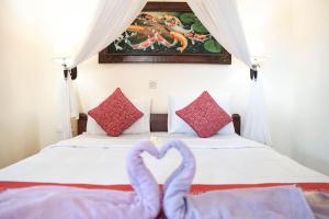 乌布拉卡旅馆的心形床,带两条毛巾