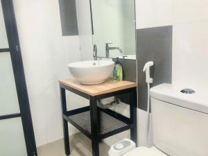 八打灵再也Minimalist Boho Loft,2-6pax, The Curve, IKEA, Bandar Utama, Damansara的木架上带白色碗水槽的浴室