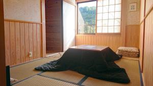 YusuharaWashi Studio Kamikoya的一把伞躺在房间里地板上