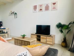 八打灵再也Minimalist Boho Loft,2-6pax, The Curve, IKEA, Bandar Utama, Damansara的客厅配有台面上的平面电视