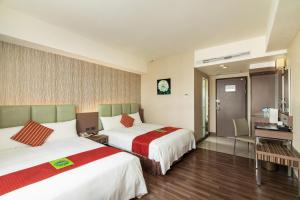 花莲市丽轩国际饭店的酒店客房配有两张床和一张书桌