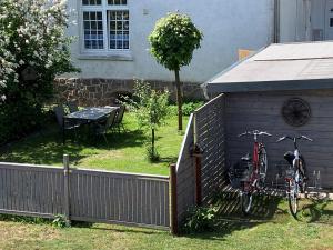 新基兴HeideZeit No 4的停在围栏旁的一辆自行车停在院子