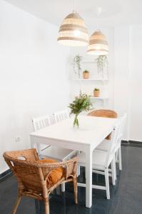 穆特克萨梅尔Felipe Antón Suites的白色的用餐室配有白色的桌椅