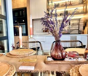班斯科Boutique lux design apartment @Bansko Royal Towers的花瓶里的桌子