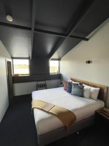 Liawenee千湖旅馆 的卧室配有带枕头的大型白色床