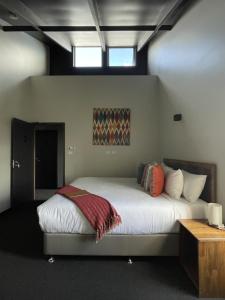 Liawenee千湖旅馆 的卧室配有一张带白色床单和枕头的大床。