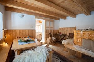 博维茨Bezgova Hišica的客厅设有桌子和木制天花板