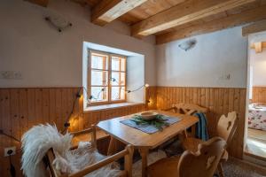 博维茨Bezgova Hišica的一间带木桌和椅子的用餐室
