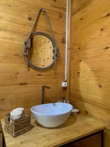 巴统Limoncello的木制柜台上带白色碗水槽的浴室
