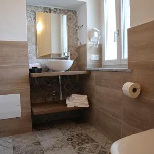 诺瓦拉La Bolgora Guesthouse的一间带水槽和镜子的浴室