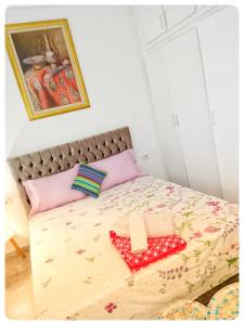 西迪·布·赛义德Élégante Maison ' in Sidi Bou Saïd confartable, Spacieux, Central的一间卧室配有一张床,上面有两条毛巾
