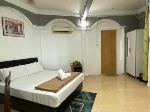 龙运Raihan Beach Resort的一间卧室,卧室内配有一张大床