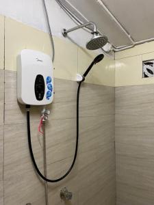 龙运Raihan Beach Resort的带淋浴的浴室,墙上配有吹风机