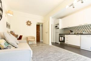 卡尔卡维洛斯Beachome4u的白色的客厅配有白色的沙发,厨房
