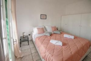 帕拉马Ionian Luxury Apartments的一间卧室配有一张大床和两个枕头