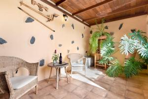 因赫尼奥Casa Las Toscas的配有桌椅和植物的房间