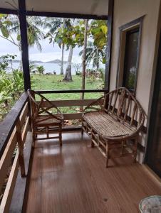 爱妮岛Tay Delings place的一个带长凳的海景门廊