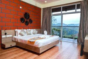玛纳多迪Serene Crest Resort的一间卧室配有一张橙色墙壁的床