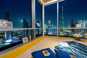 迪拜迪拜香格里拉大酒店的超级英雄主题卧室享有城市美景
