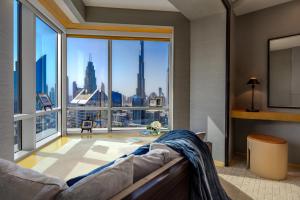 迪拜迪拜香格里拉大酒店的客房设有大窗户,享有城市美景。