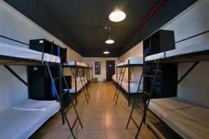 提比里亚太巴列旅舍的宿舍间的一排双层床