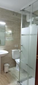 加的斯巴西亚旅馆的一间带卫生间和玻璃淋浴间的浴室
