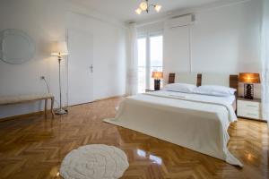 斯普利特Jelena Apartment的白色卧室配有大床和地毯