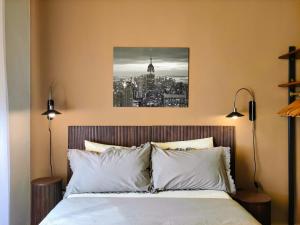 费拉约港al 28 B&B的一间卧室配有一张享有城市照片的床