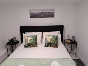 卡帕里卡海岸Costa Paradise Beach的一间卧室配有一张带两张大象枕头的床